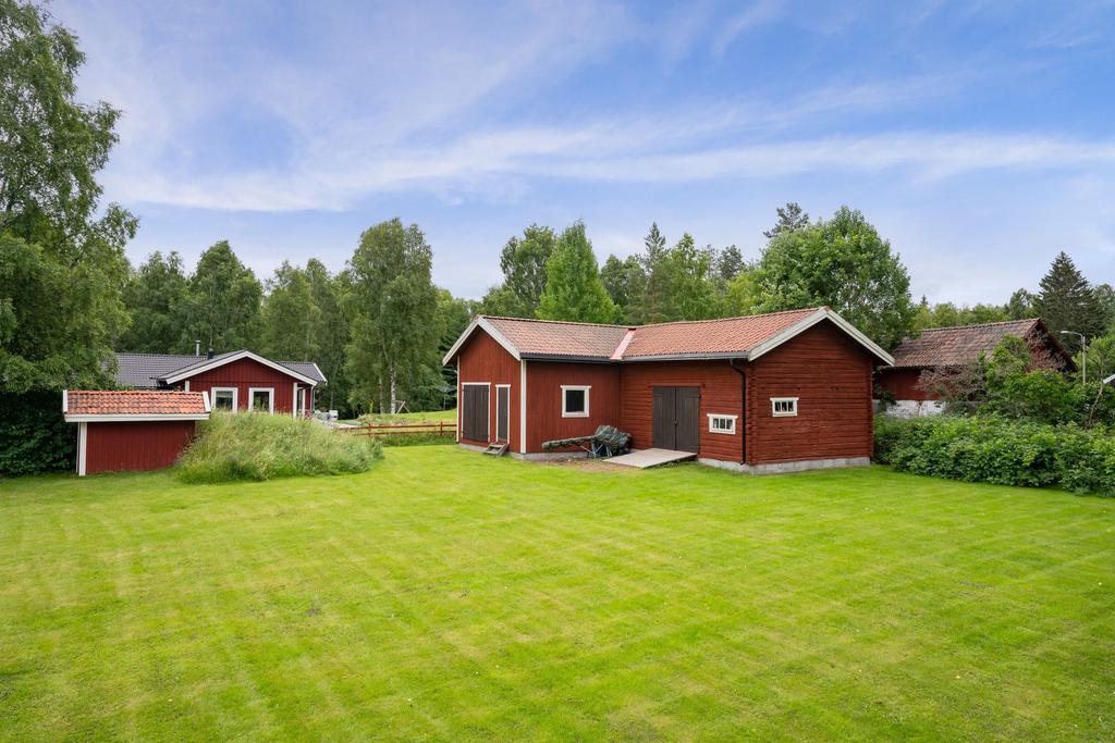 Den renoverade ladan smälter fint in i bygden med sin röda kulör