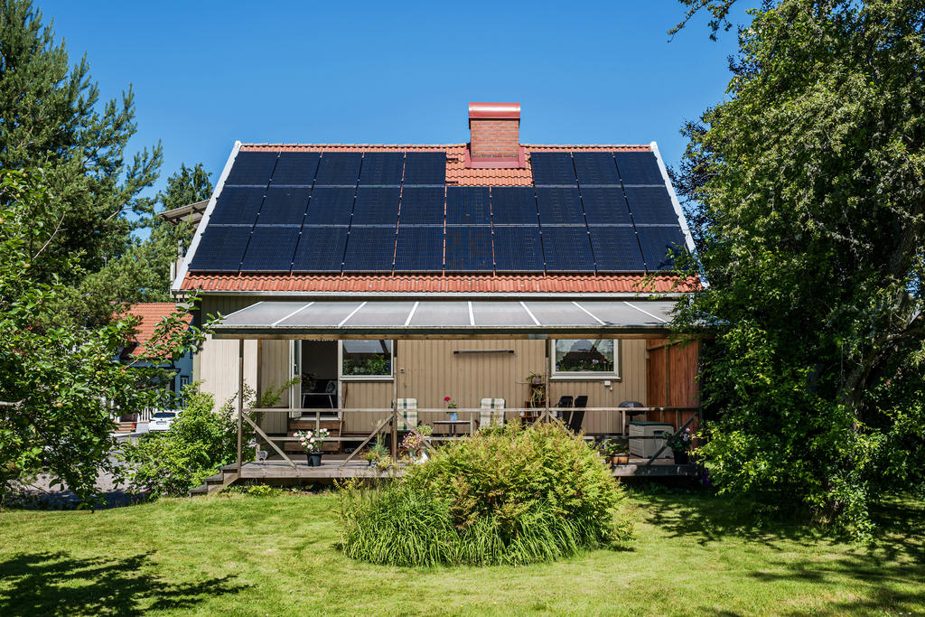 Baksida med veranda.