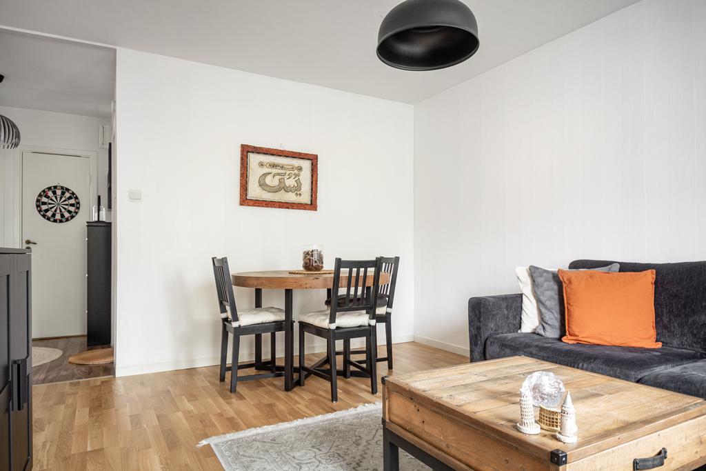 Vardagsrum med plats för soffgrupp samt matbord