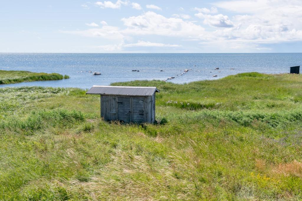 Fiskebod tillhörande fastigheten nere vid stranden