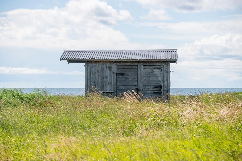 Fiskebod tillhörande fastigheten nere vid stranden