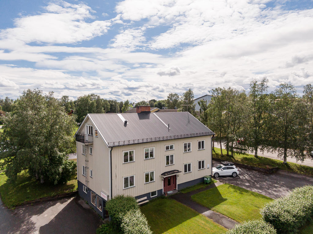 På kortsidan av huset i källarplan finns en kommersiell lokal.