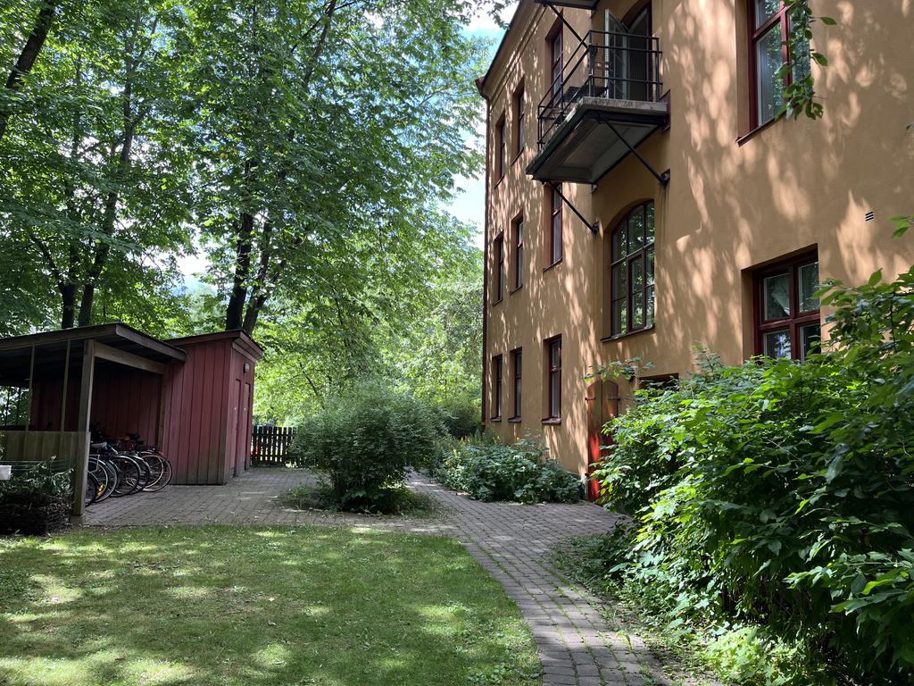 Innergård med cykelförvaring och miljöbod