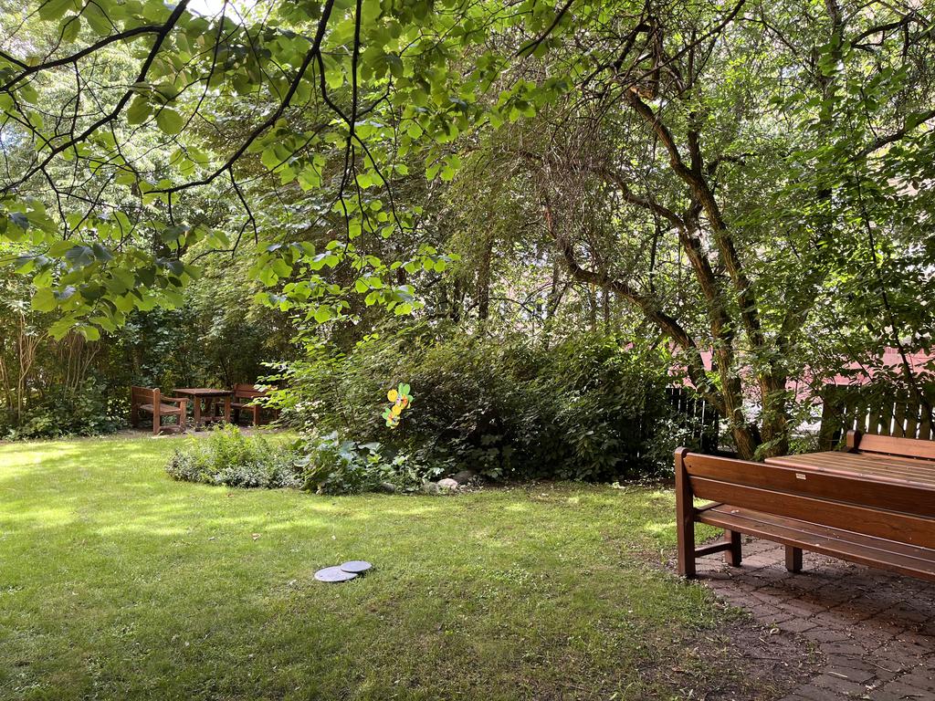 Innergård med bland annat utemöbler och grillmöjligheter.