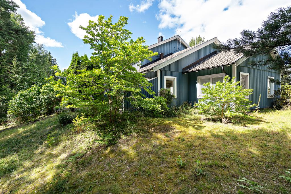 Hörntomt med stor trädgård
