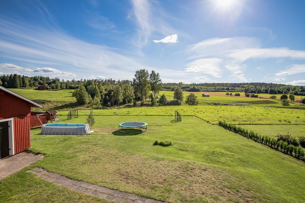 Fantastisk vy mot vackra skogen och åkrar.