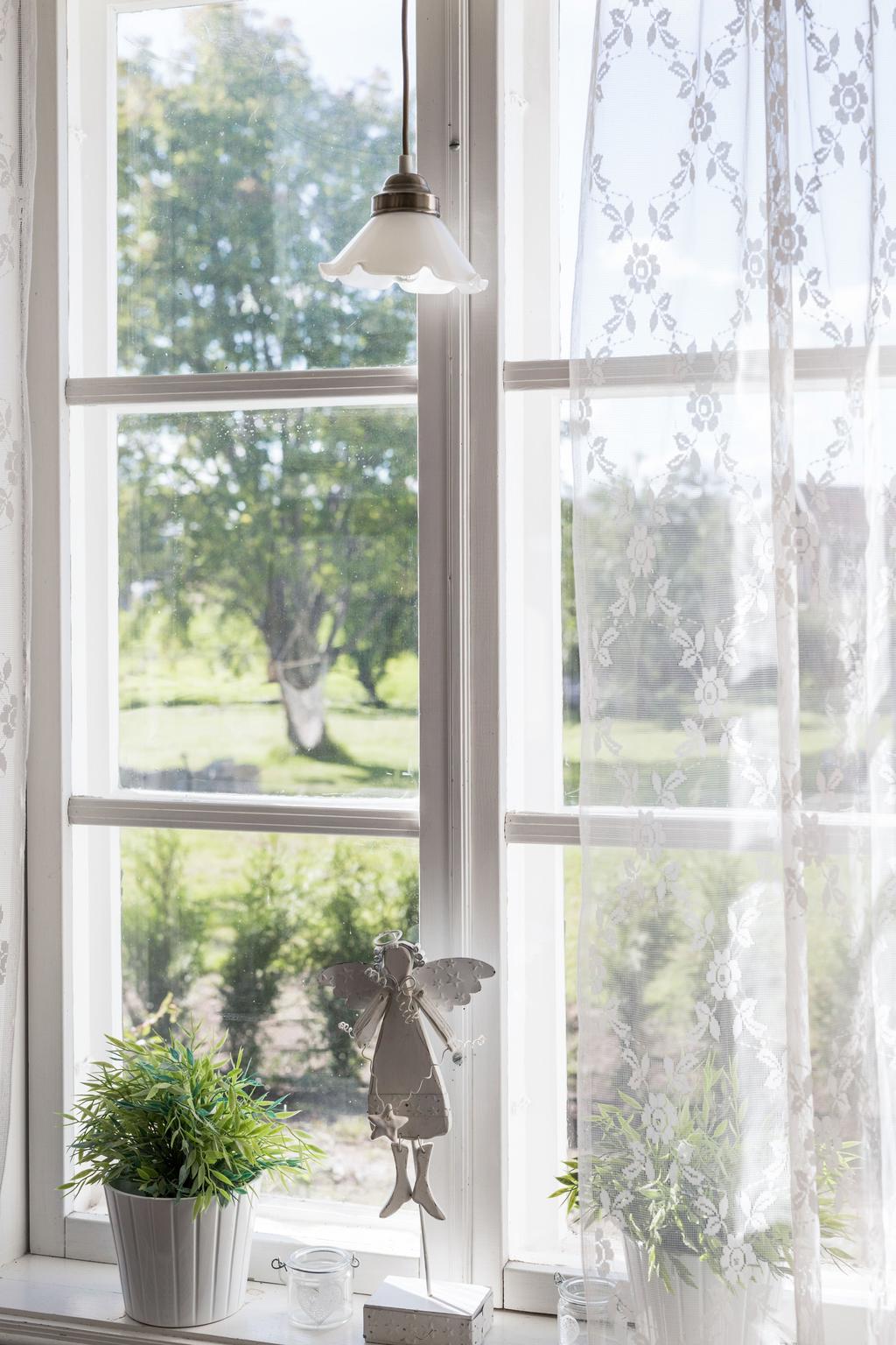 I huset sitter originalfönstren kvar, med böljande handblåsta glas.