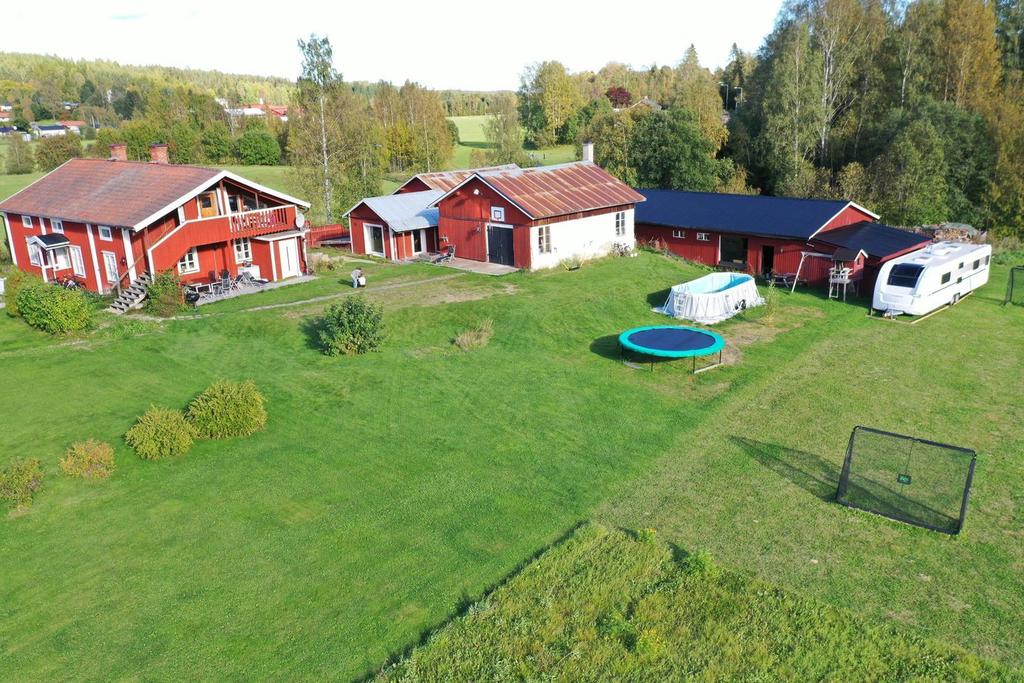 Bostadshus och ekonomibyggnader med extra lägenhet, garage och källare med jordkällare.