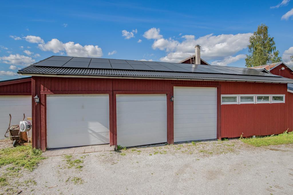 Garage med tre portar, solceller på taket.