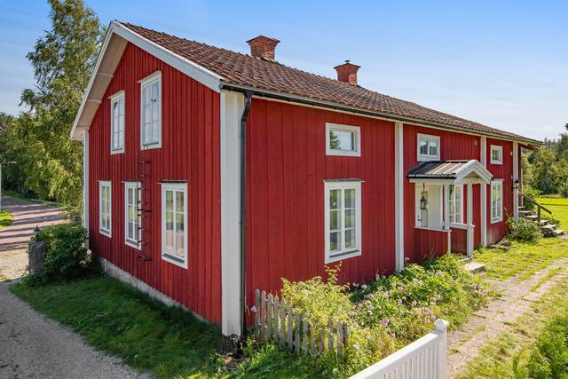 Välkommen till ett välbyggt bostadshus med extra bygnader i timmer, Kyrkvägen 37 A och B!