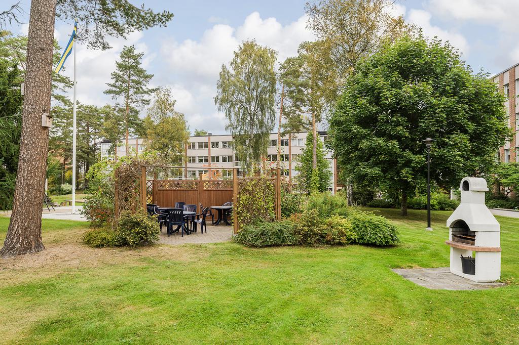 Mysig innergård med umgänges ytor och grillplats.