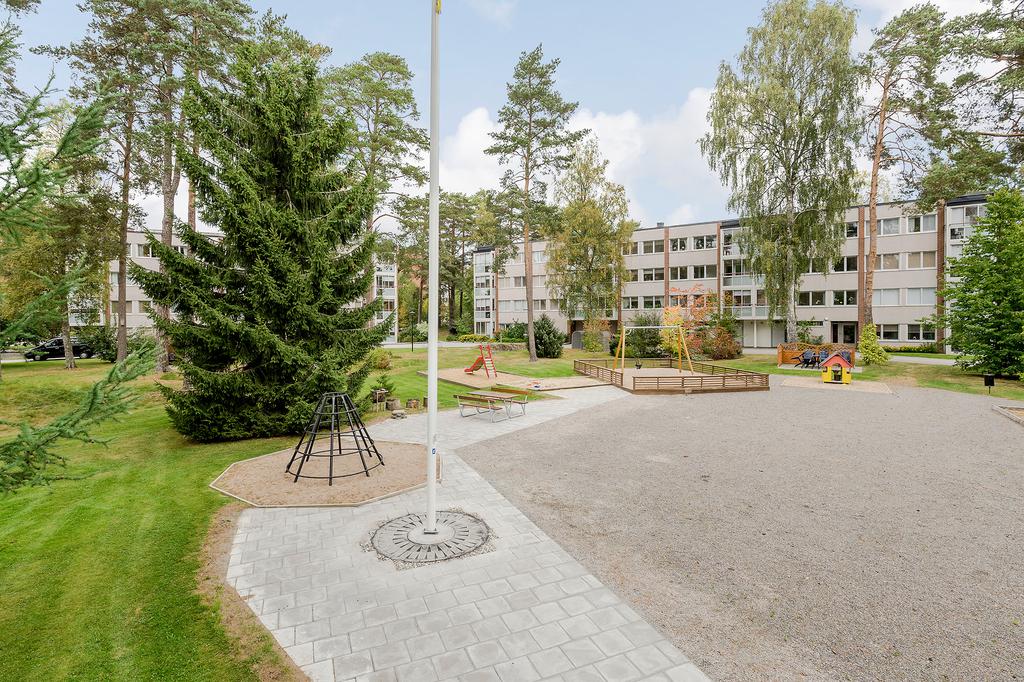 Ordning och reda med lekplats för banen.