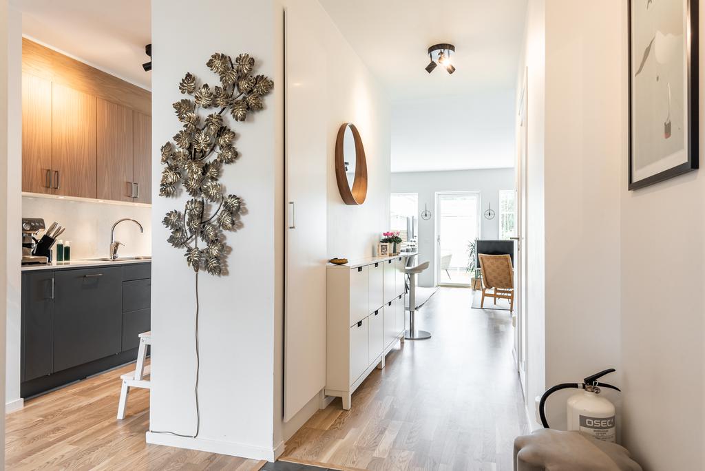 Från entrén välkomnas du av den öppna planlösningen med kök och matrum/allrum samt utgång till altanen.