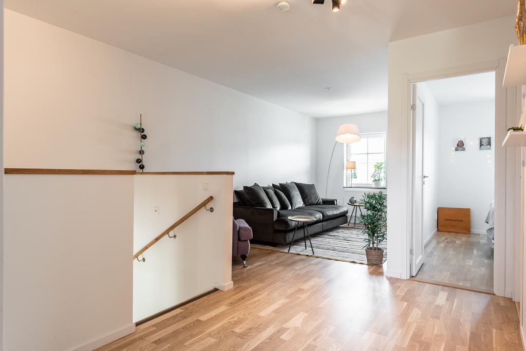 Hall och tv-rum övre plan.