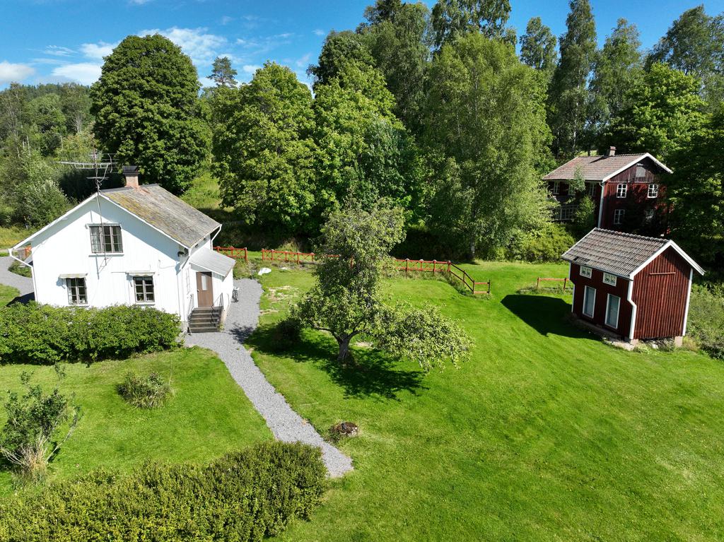 Huvudhus och stolpbod