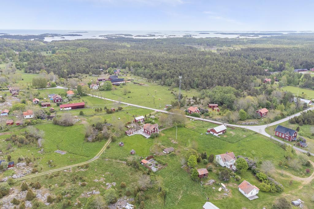 Vy över gården med huset  i centrum