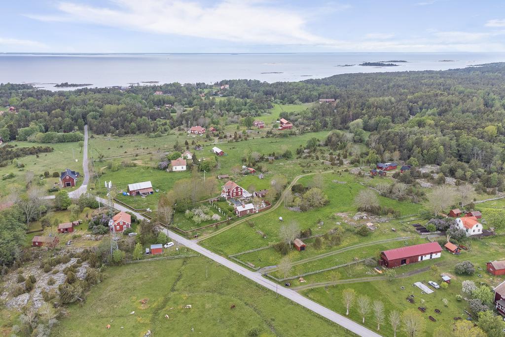 Vy över gården med huset i centrum