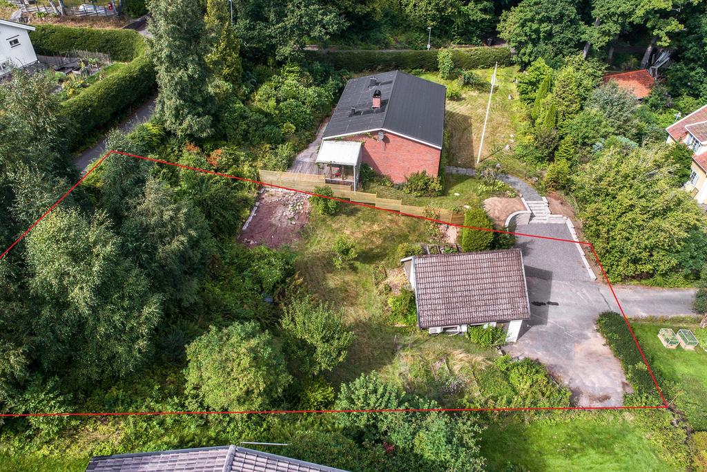 OBS! Tomtgränser endast uppskattade, hänsvisar till korrekt fastighetskarta/förrättningskarta