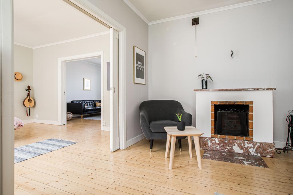 Fint ljusflöde genom rummen