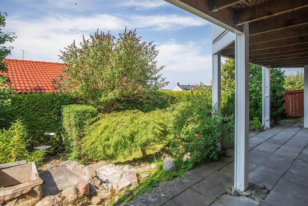 Lagom stor trädgård med sköna platser
