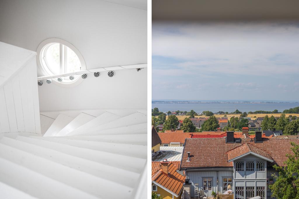 Trappen upp med det lilla runda trappfönstret, en plats att sitta och filosofera vid