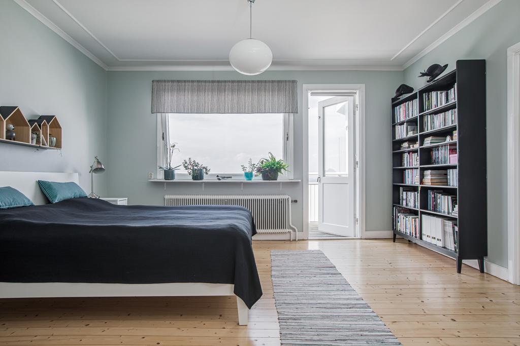 Sovrum 1 på andra våningen med utgång till balkongen.