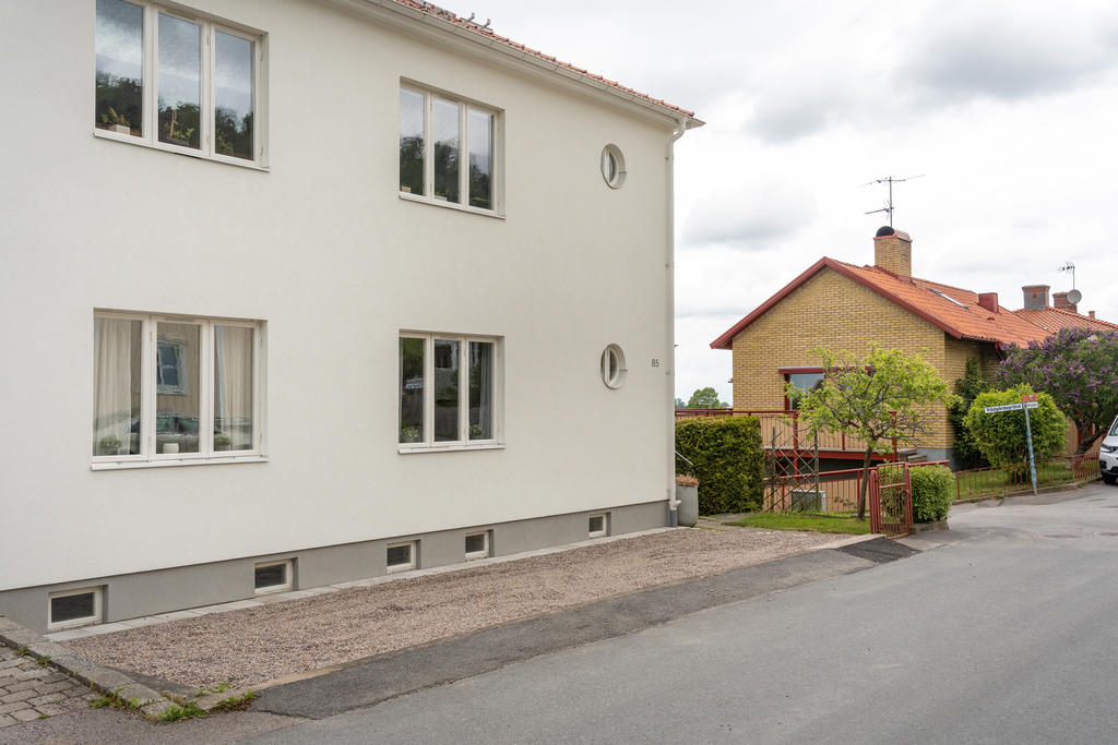 Grusad framsida perfekt för parkering och frukostplatsen