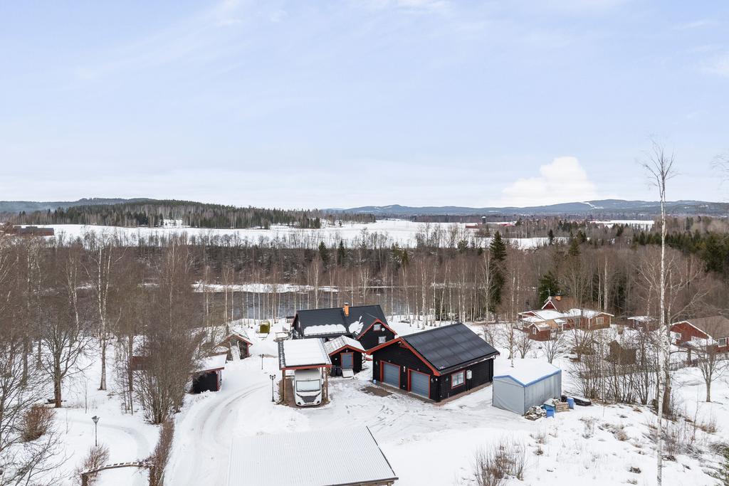 Fastigheten är bebyggd i etage