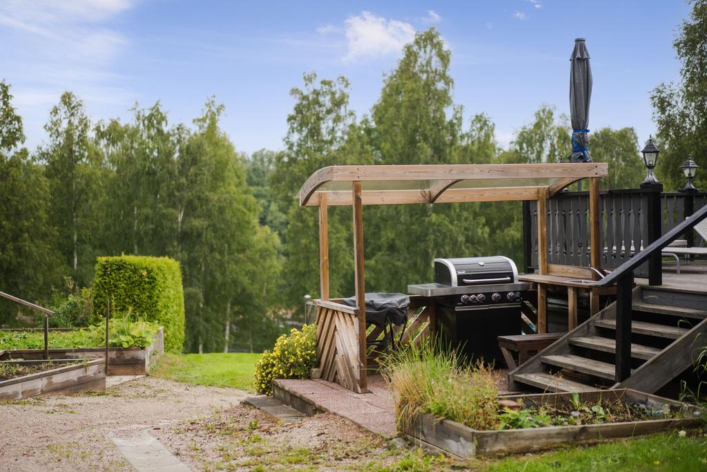 Utekök med anslutning till trädäck, uterum och balkong