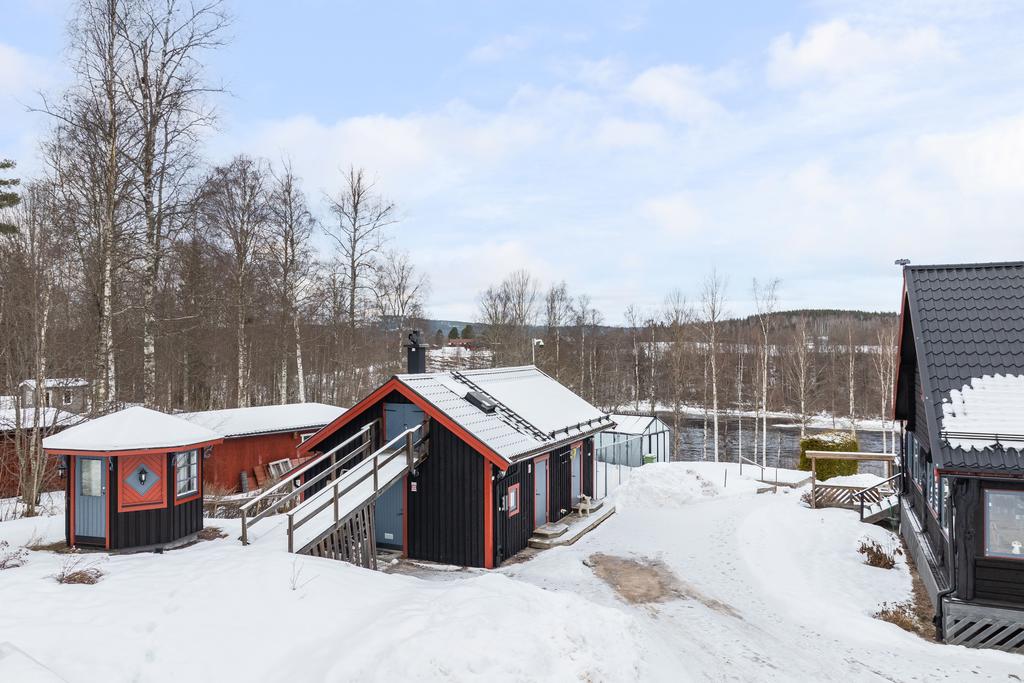 Lusthus med vattenrening och uthuset med stort loftförråd, gavelförråd, förråd med snickarrum, förråd med hundrum, samt en hundgård.