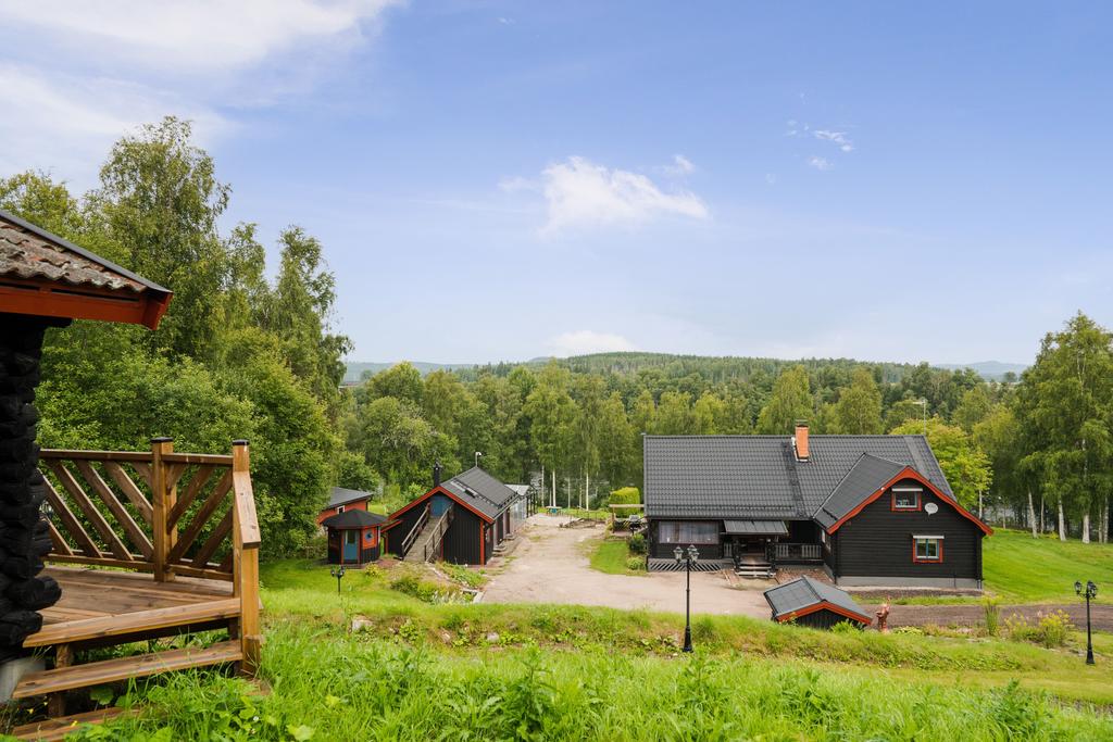 Ängsladan vid garaget har en liten terrass ned mot gården