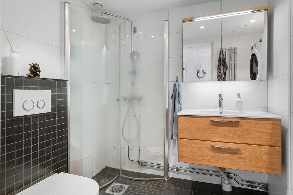 Renoverat badrum med fällbara duschväggar