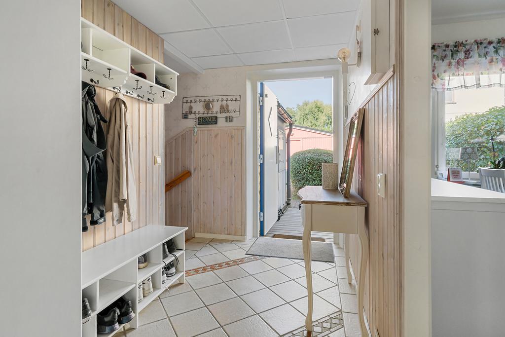 Hall med klinkers välkomnar familjen hem