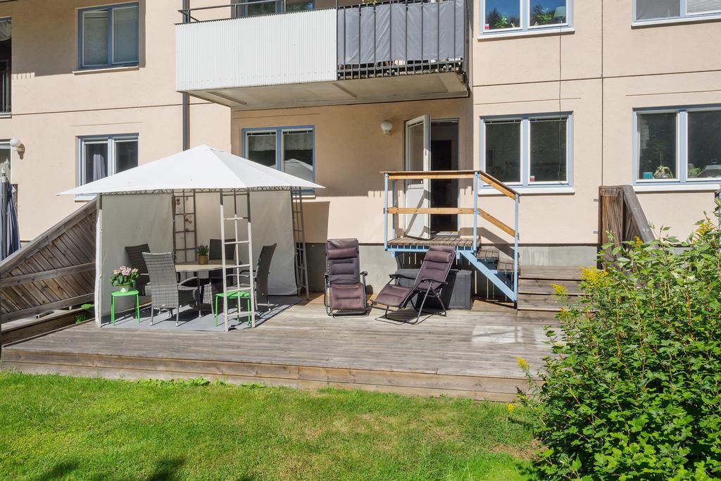 Gott om plats för utemöbler på den lugna baksidan