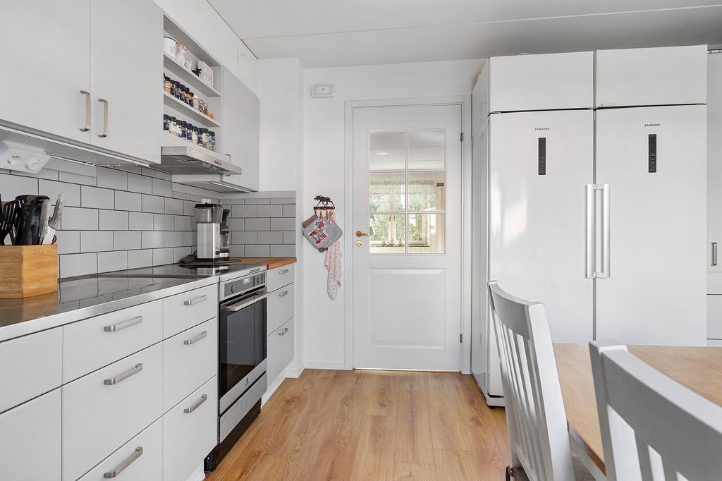 Omlackade luckor och nytt kakel