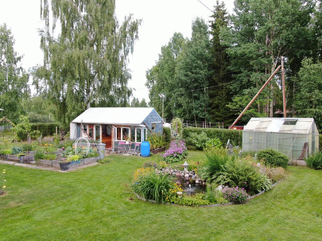 Växthus, fristående uterum och mängder av pallkragar