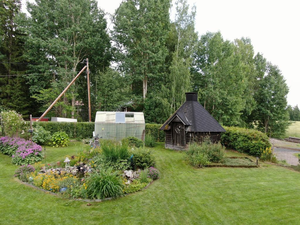Grillkåta och damm på tomten