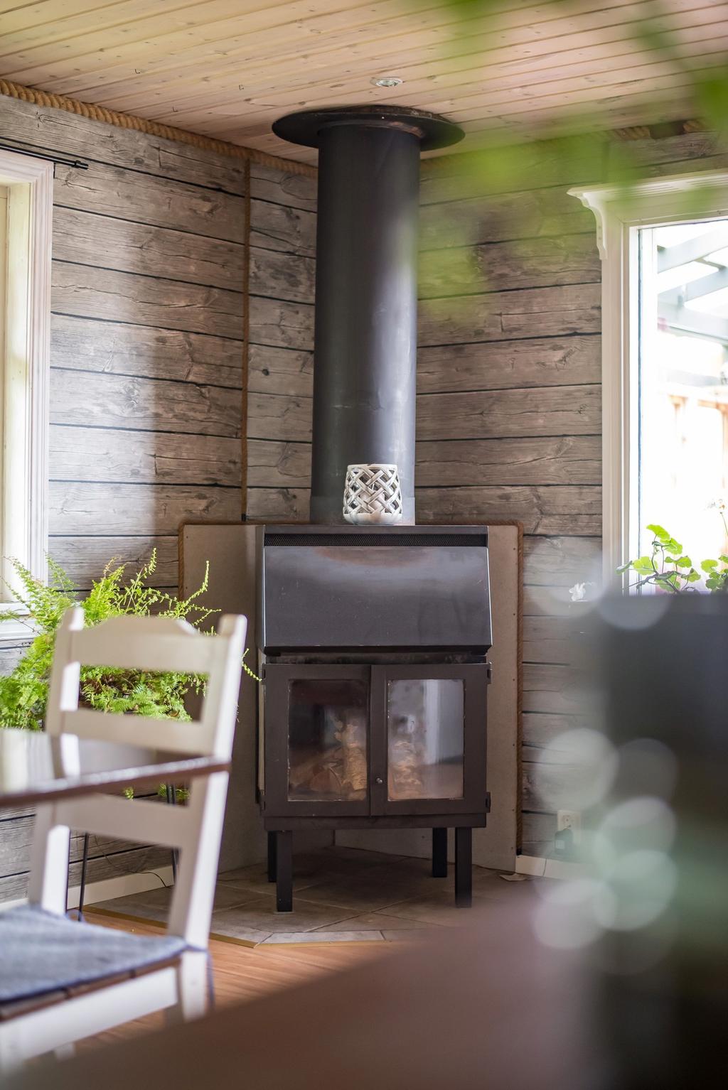 Kamin som sprider ljus och värme