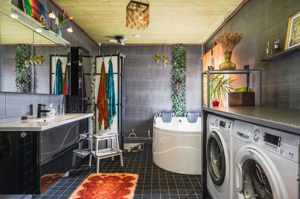 Stort helkaklat badrum/tvättstuga