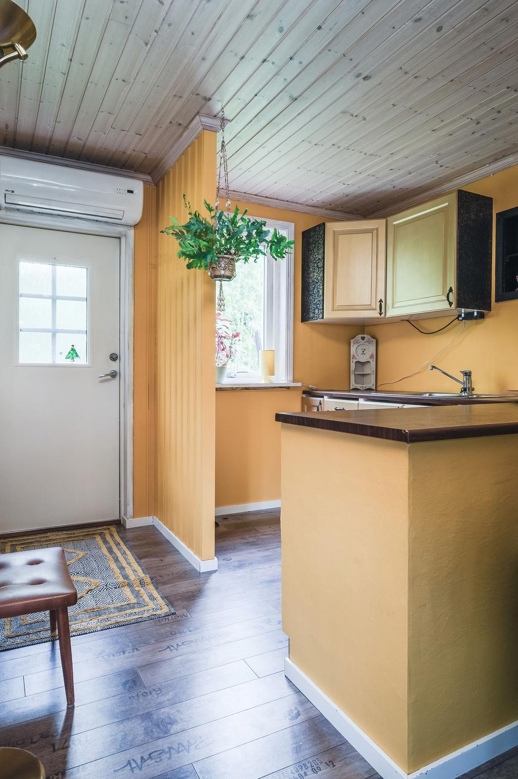 Det gamla köket och utgång till baksidan