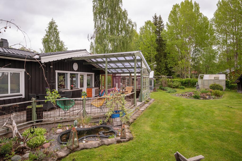 Altan med delvis inglasad del