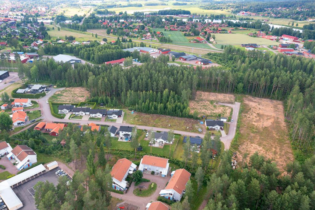 Optimalt läge med skola och dagis inom 10-15 minuters promenad och Leksands centrum med affärer och restauranger endast 15-20 minuter bort via cykel- och gångvägar (observera att på denna bild finns inte nya vägen med).