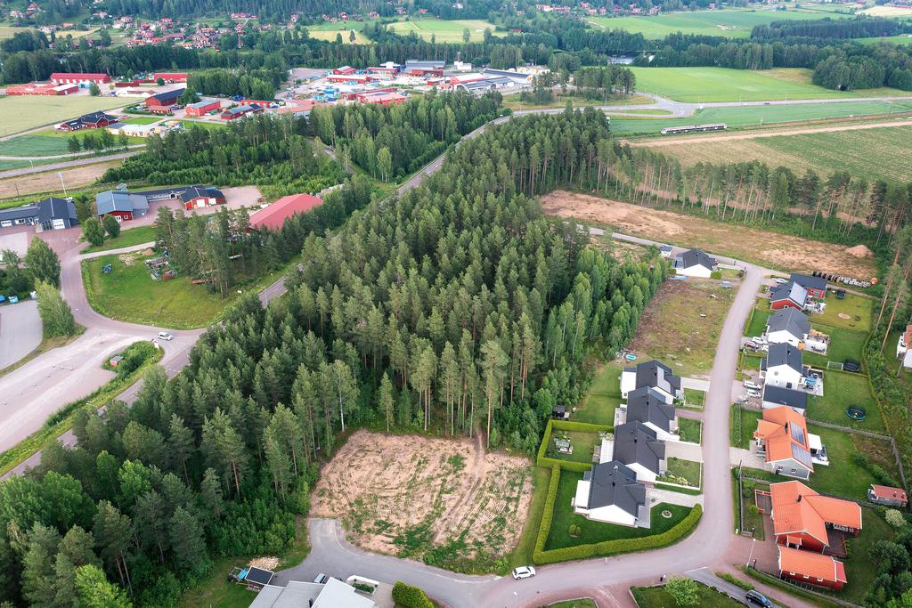 Nu finns chansen till tre centrala tomter belägna i populära området Moskogen i Leksand (observera att på denna bild finns inte nya vägen med).