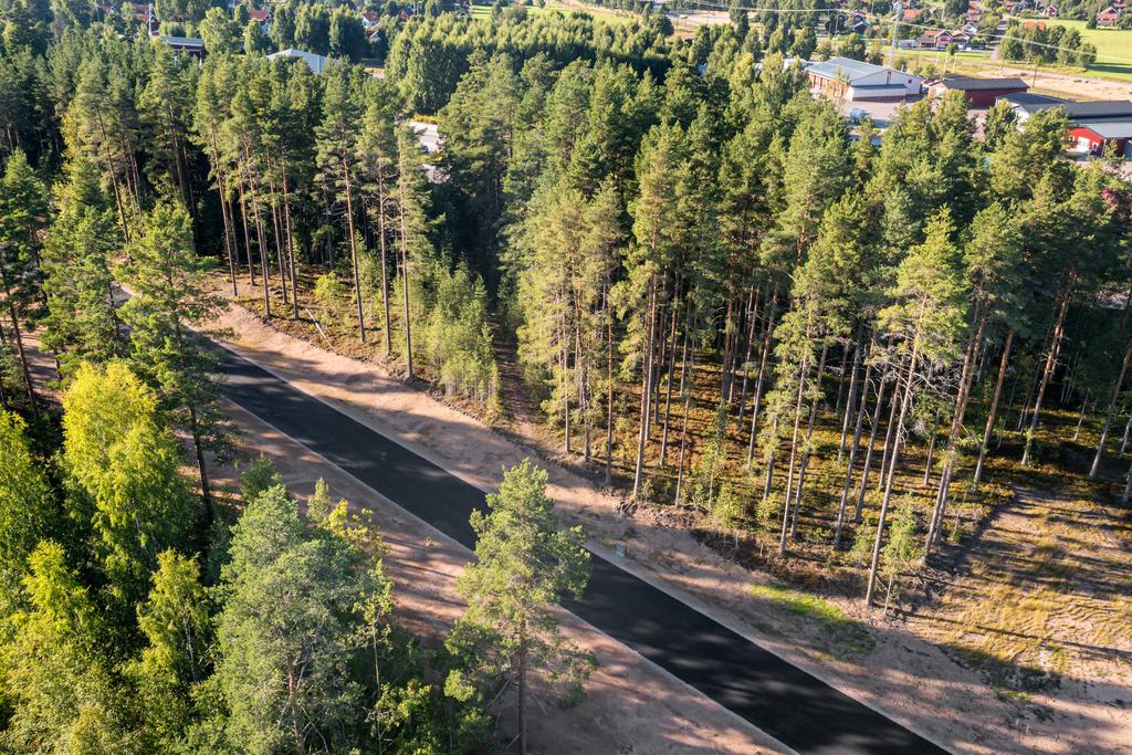 Anslutningsavgift för kommunalt vatten och avlopp ingår i tomtpriset.