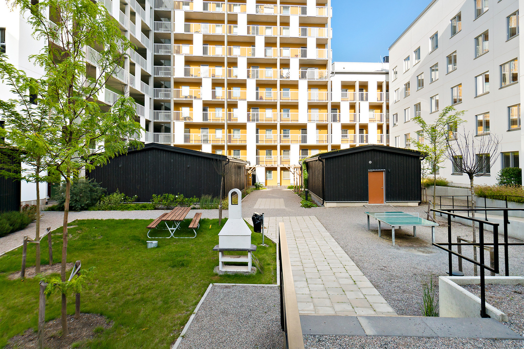 På innergården finns det pingisbord och grill