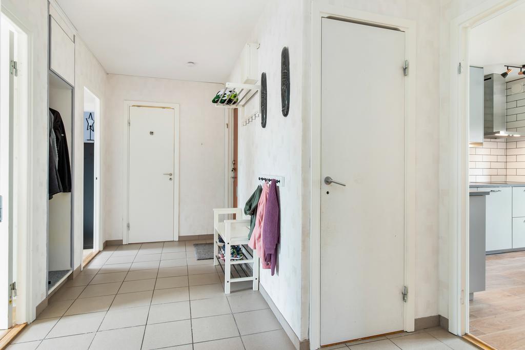 Hall med badrum och wc