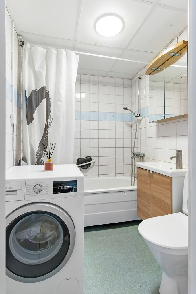 Badrum med tvättmaskin