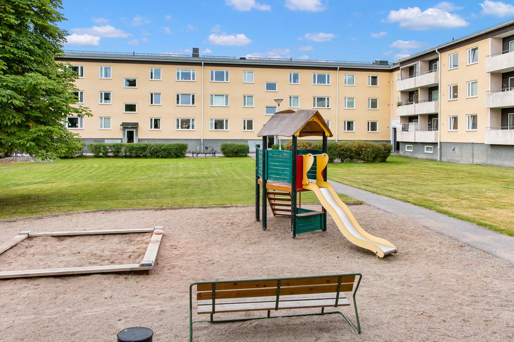 Trivsam innergård med lekplats