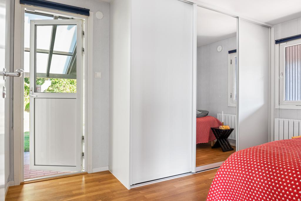 Mindre sovrummet med utgång till baksidan