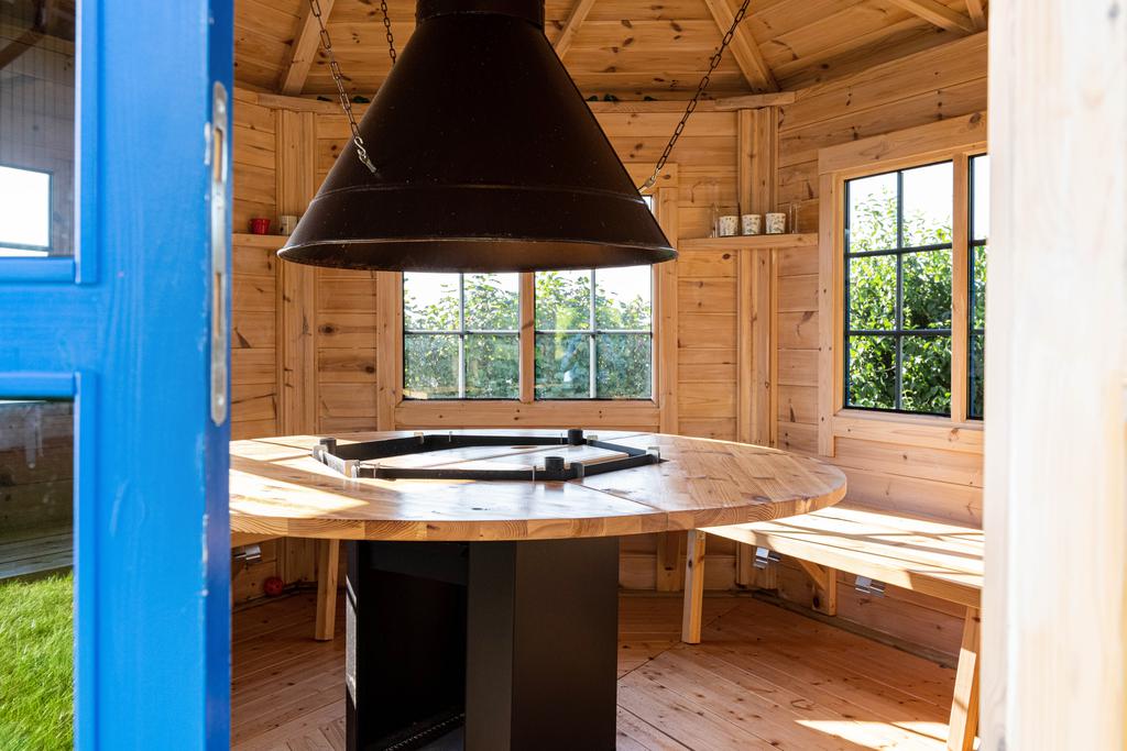 Plats för många med utsikt mot havet
